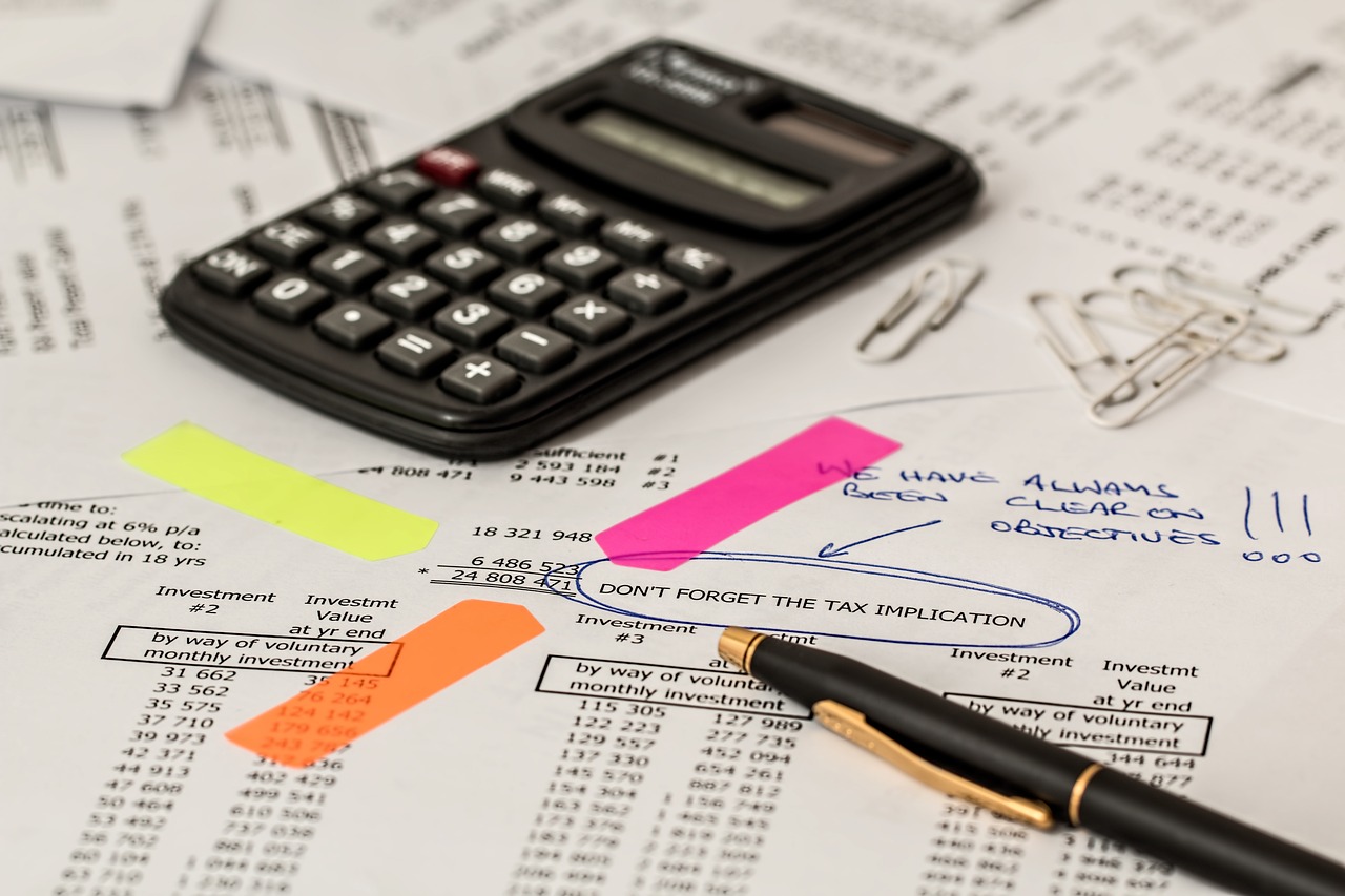 calculatrice, stylo et formulaire d'impôt - viager