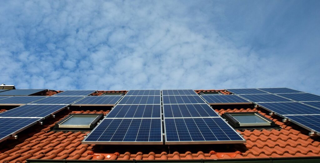 Panneaux solaires sur le toit d'une maison après installation solaire